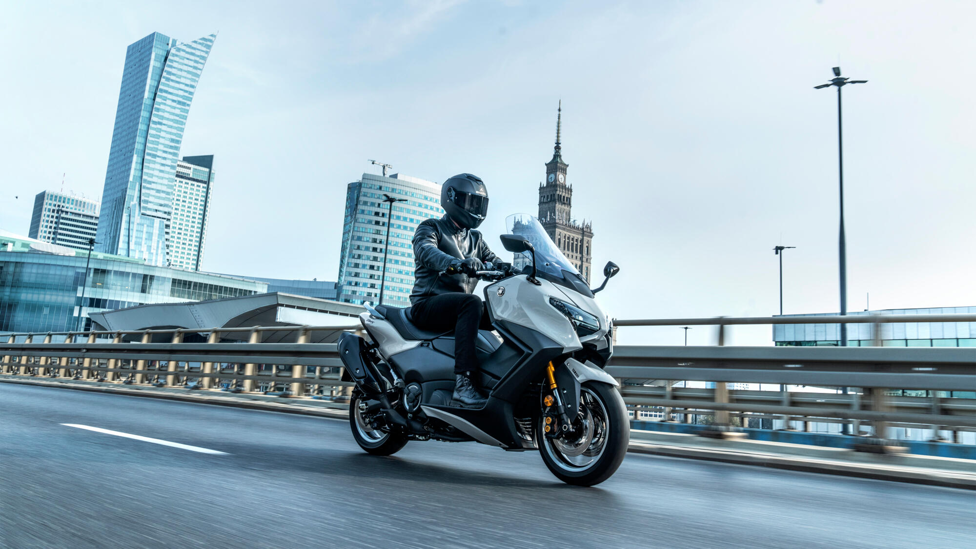 2025-Yamaha-XP500ADX-EU-Ceramic_Grey-Action-003-03
