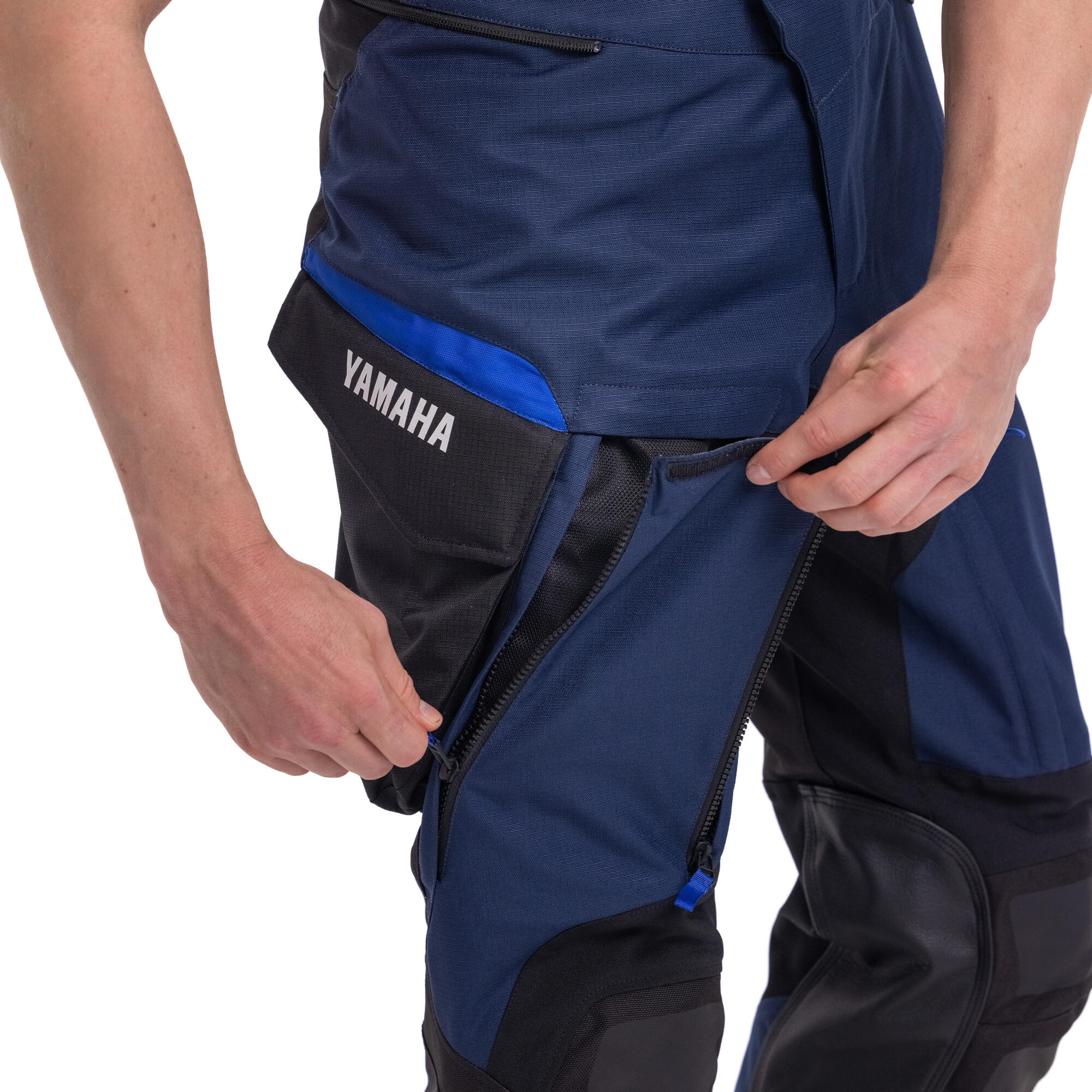 A25-ADP01-E4-0L-adventure-pant-men-Studio-005