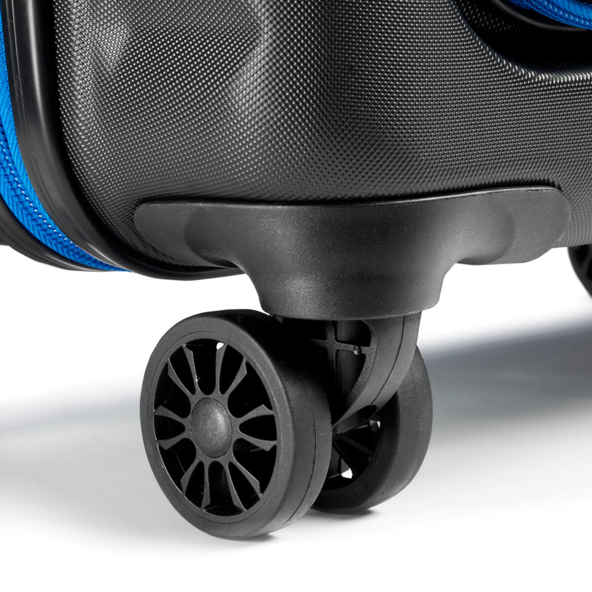 T22-LB020-B0-00-Cabin-Trolley-Business-EU-Studio-008_Tablet