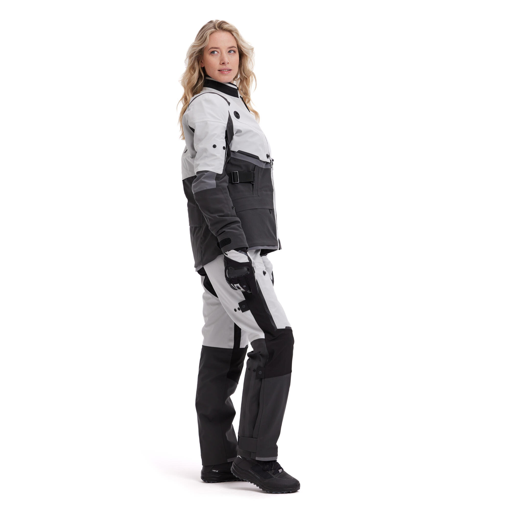 A25-STJ02-F2-0M-25-sport-tour-jacket-women-Studio-003