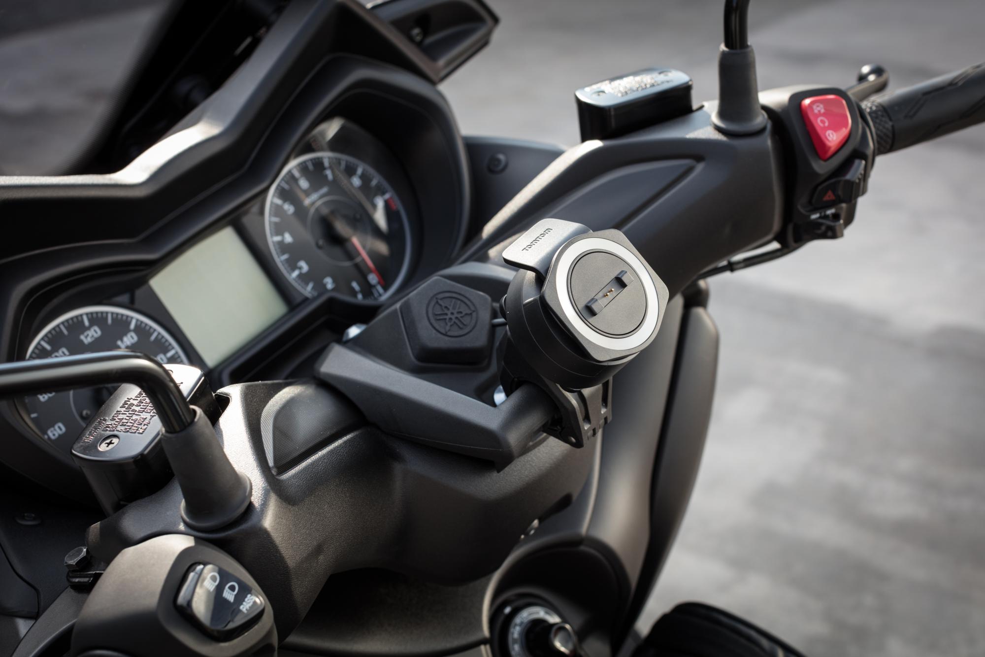 2021-Yamaha-XMAX300-EU-Sonic_Grey-Accessorized-detail-005-03