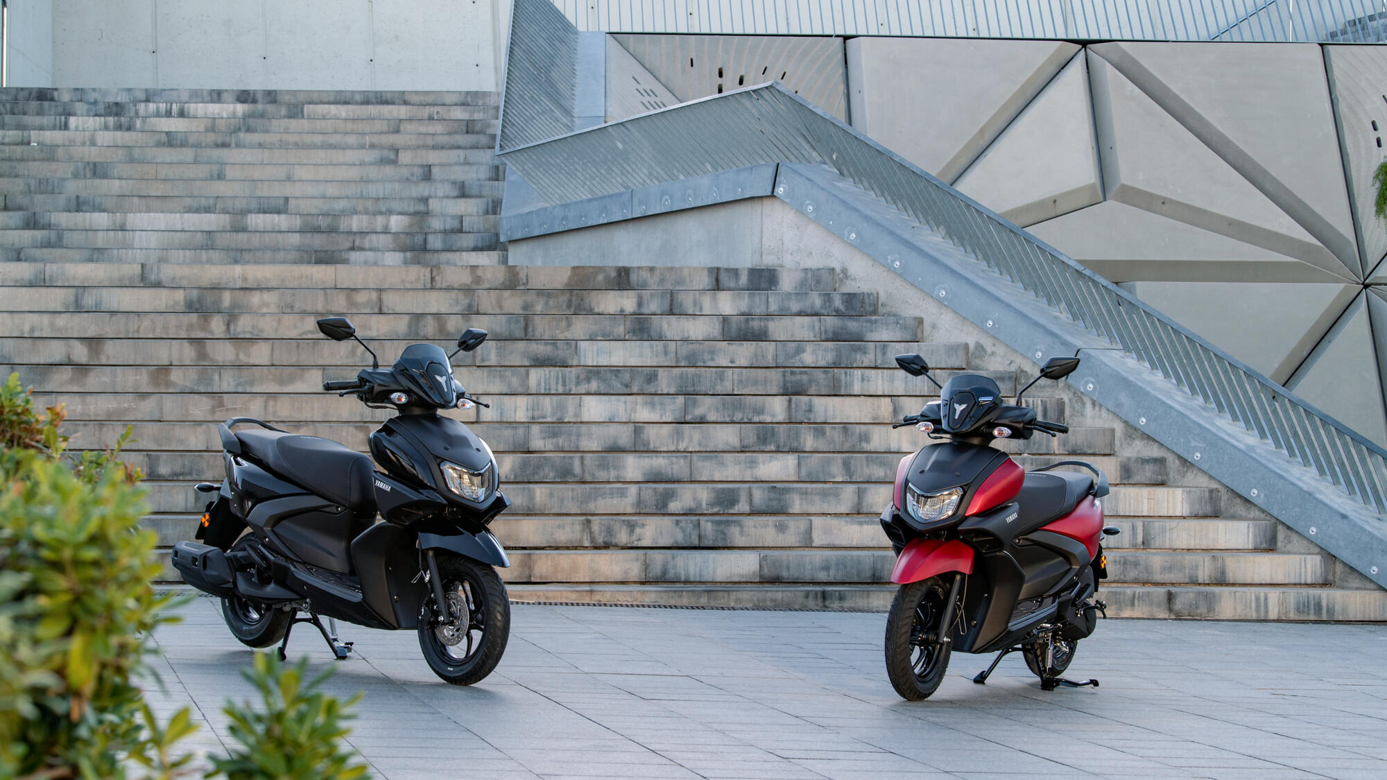2024-Yamaha-LCG125-EU-Anodized_Red-Static-006-03