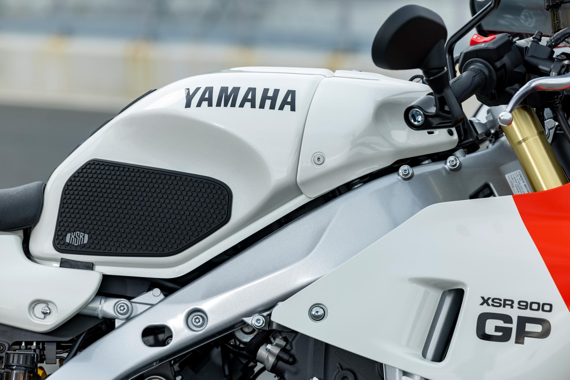 BEA-FSPAD-00-00-XSR900-Knee-Pads-Static-001