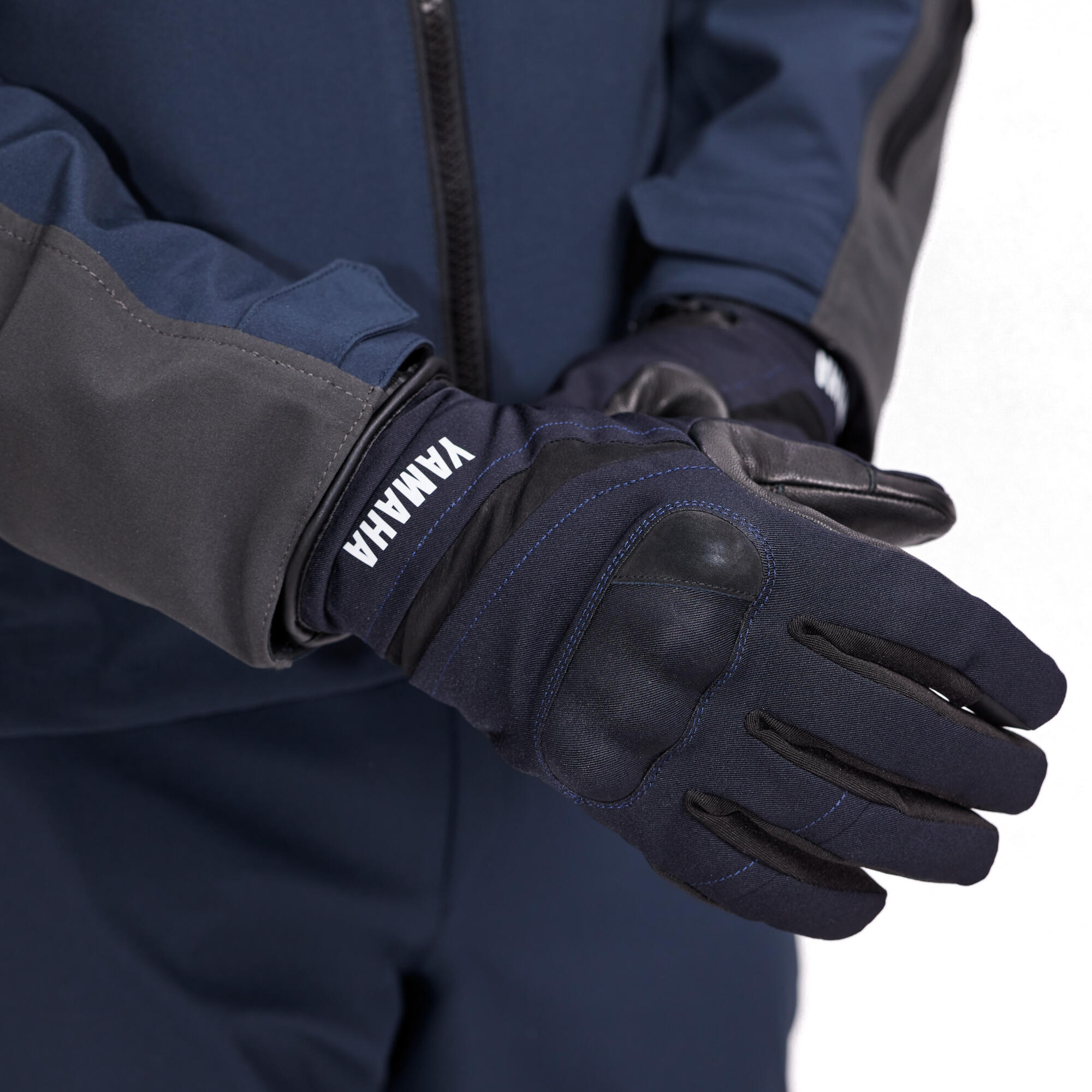A25-SCG01-E4-0L-25-Scooter-winter-glove-men-Studio-001