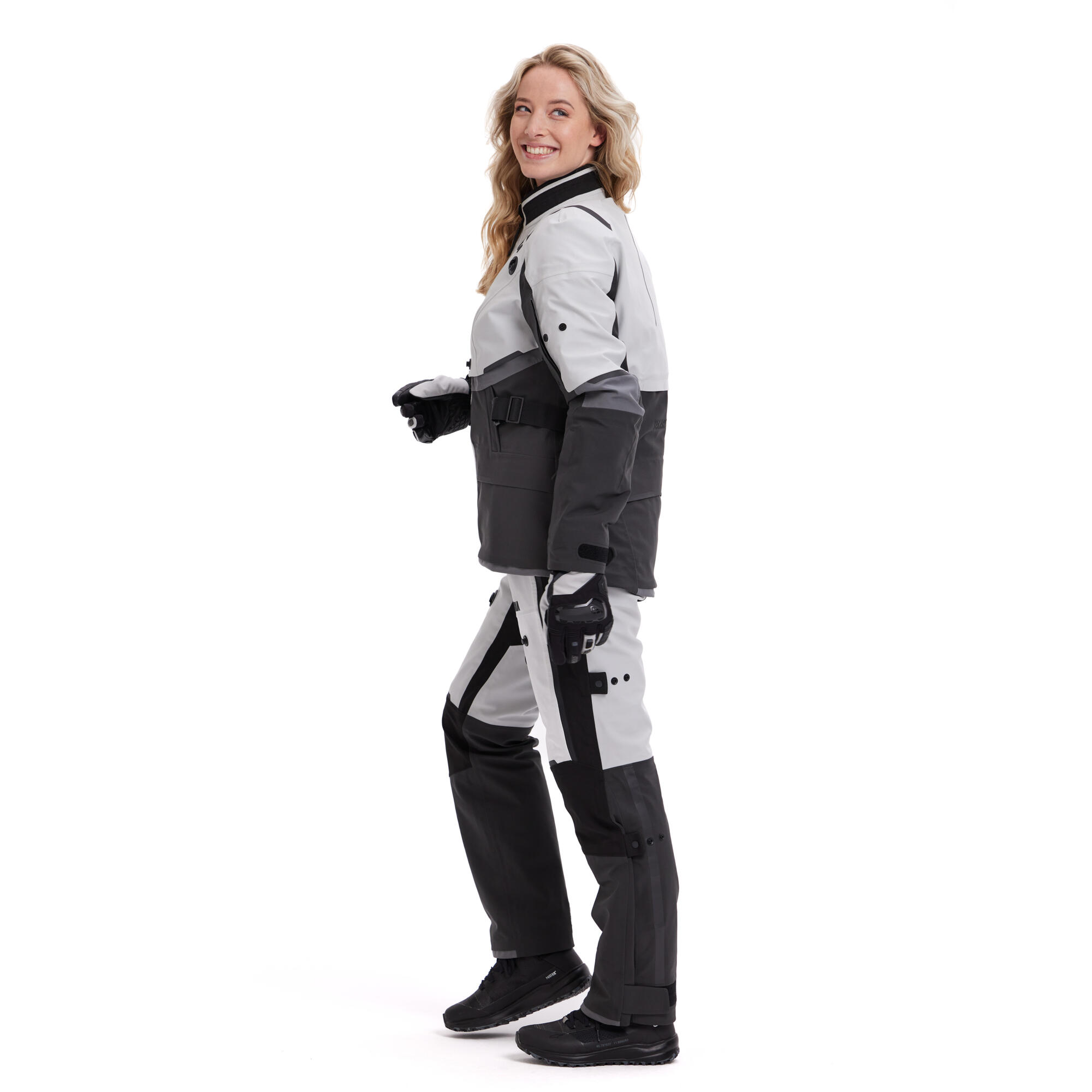 A25-STJ02-F2-0M-25-sport-tour-jacket-women-Studio-005