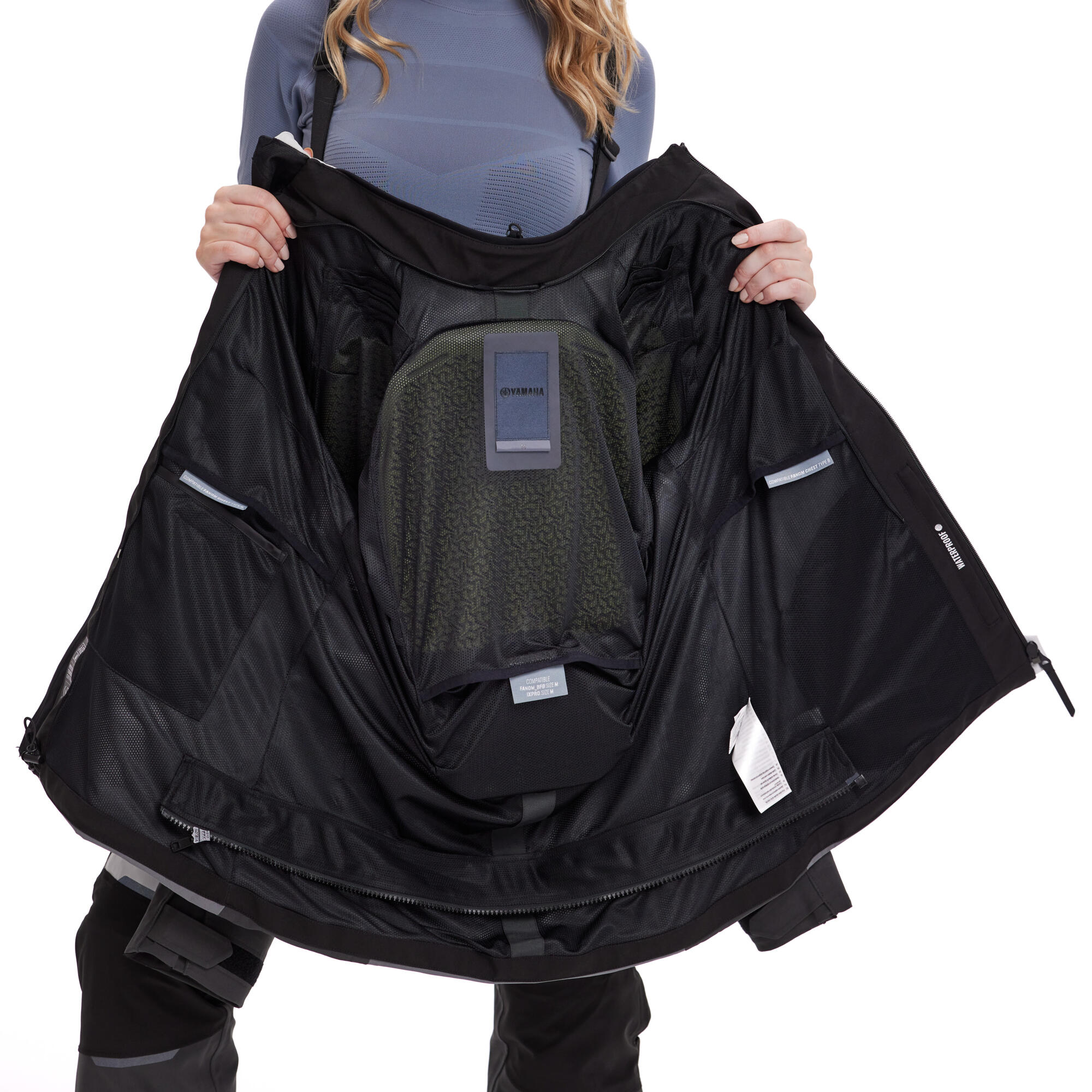 A25-STJ02-F2-0M-25-sport-tour-jacket-women-Studio-016