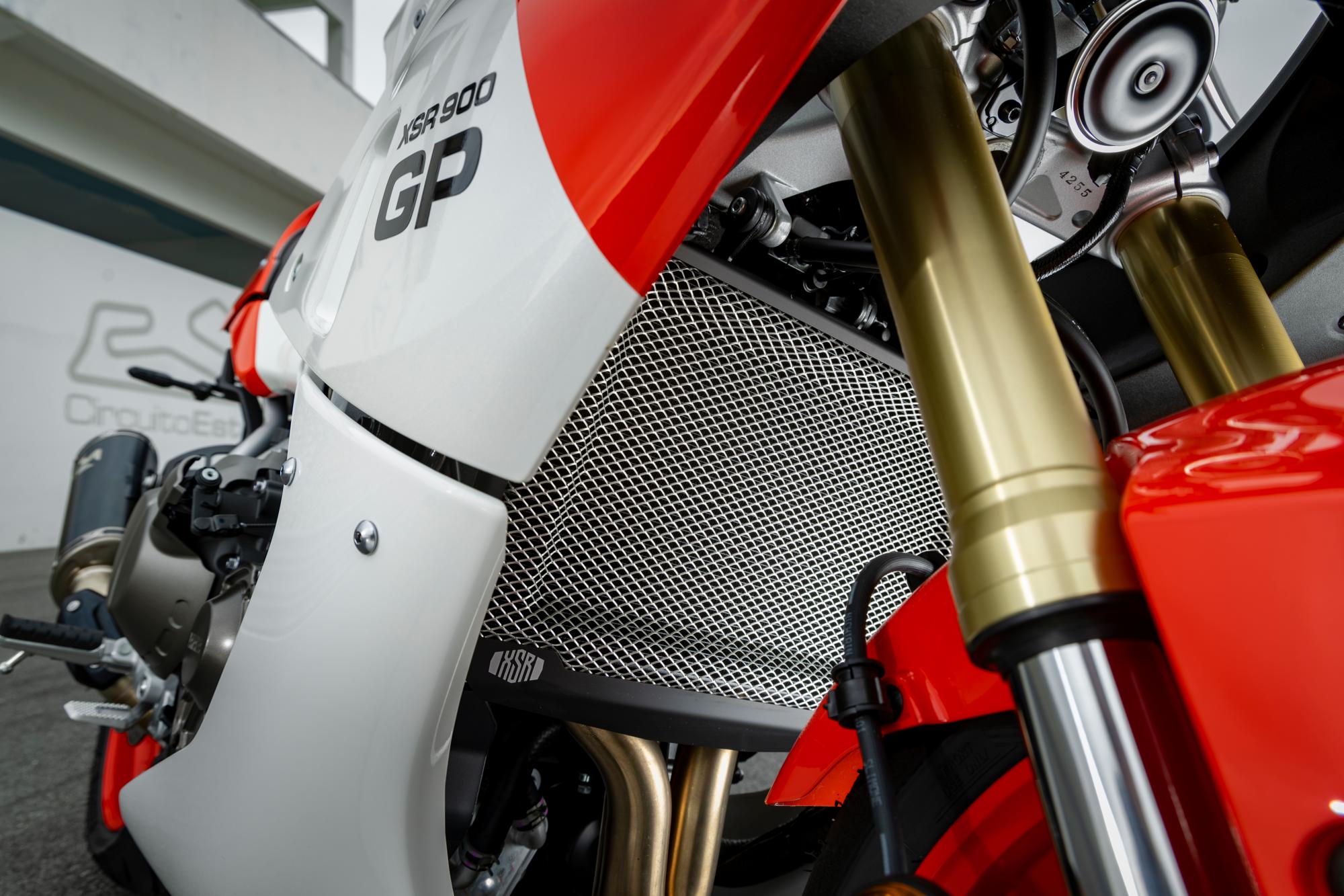 BMG-FRADC-00-00-XSR900-RADIATOR-GUARD-Static-001