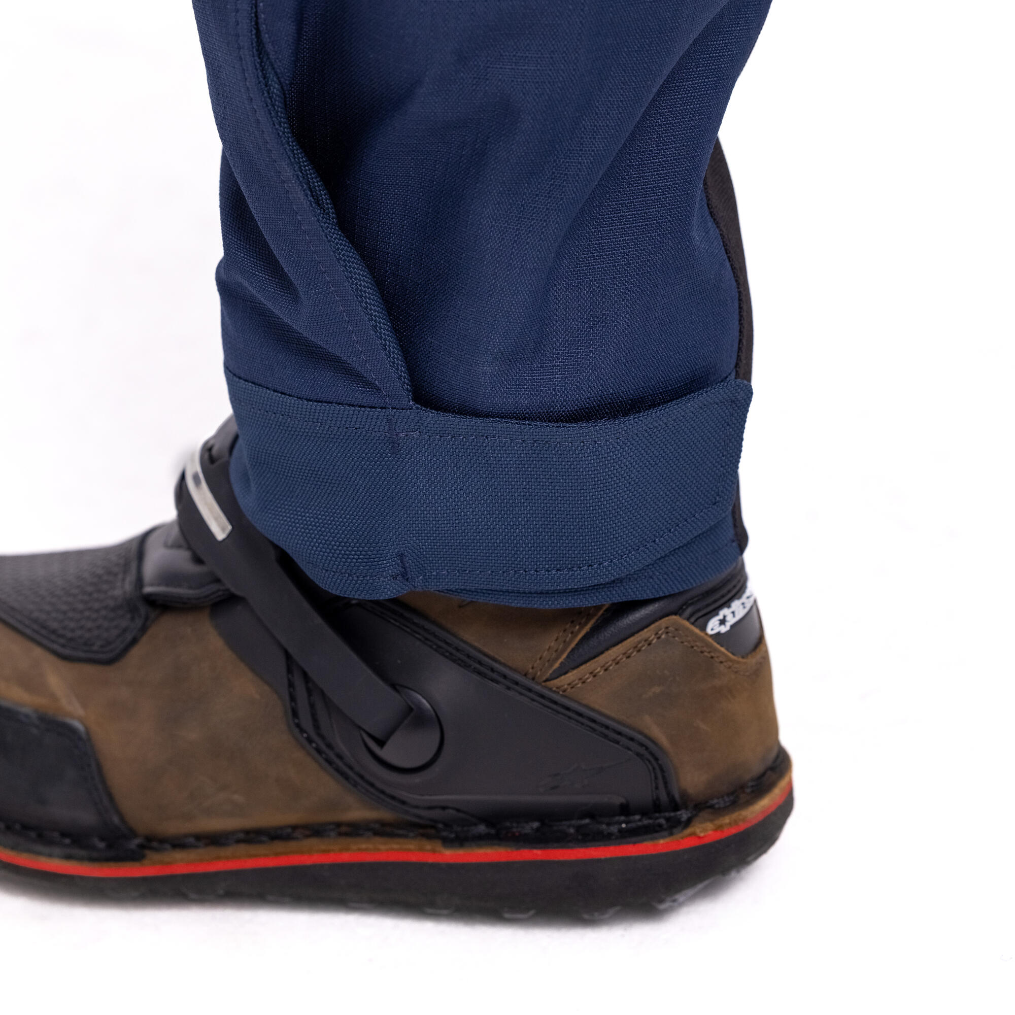 A25-ADP01-E4-0L-adventure-pant-men-Studio-007
