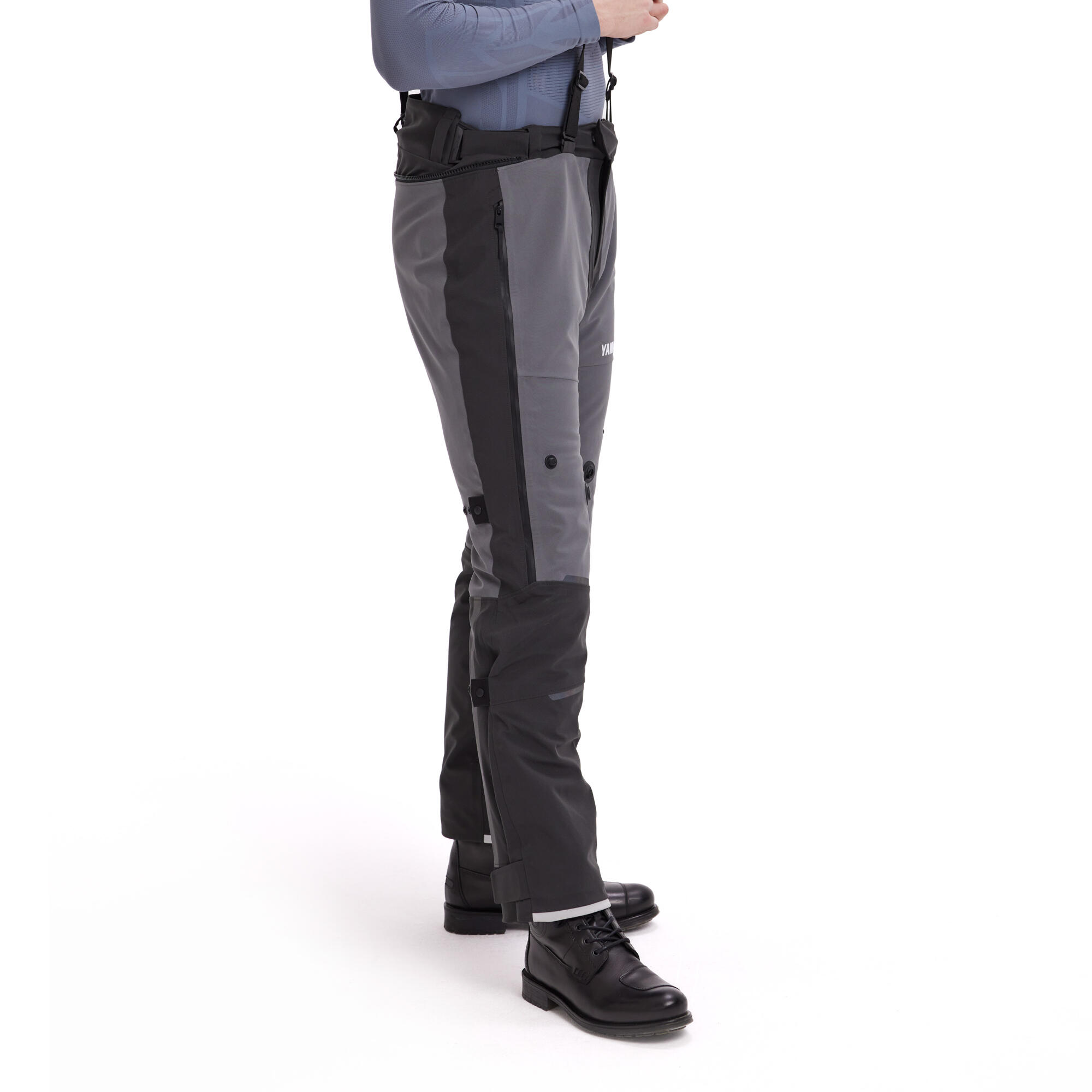 A25-STP01-F0-0L-Sport-Tour-pant-men-Studio-005