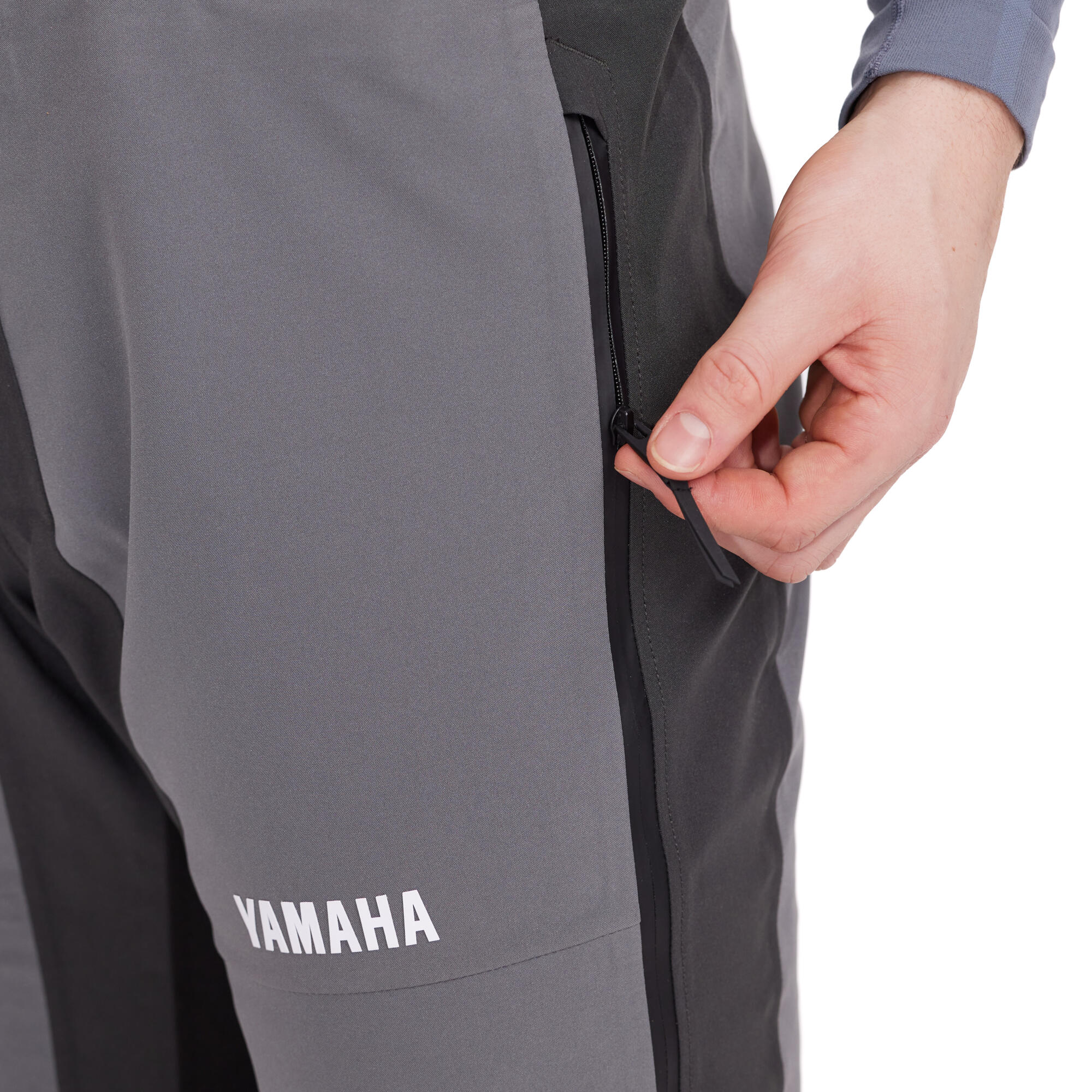 A25-STP01-F0-0L-Sport-Tour-pant-men-Studio-006