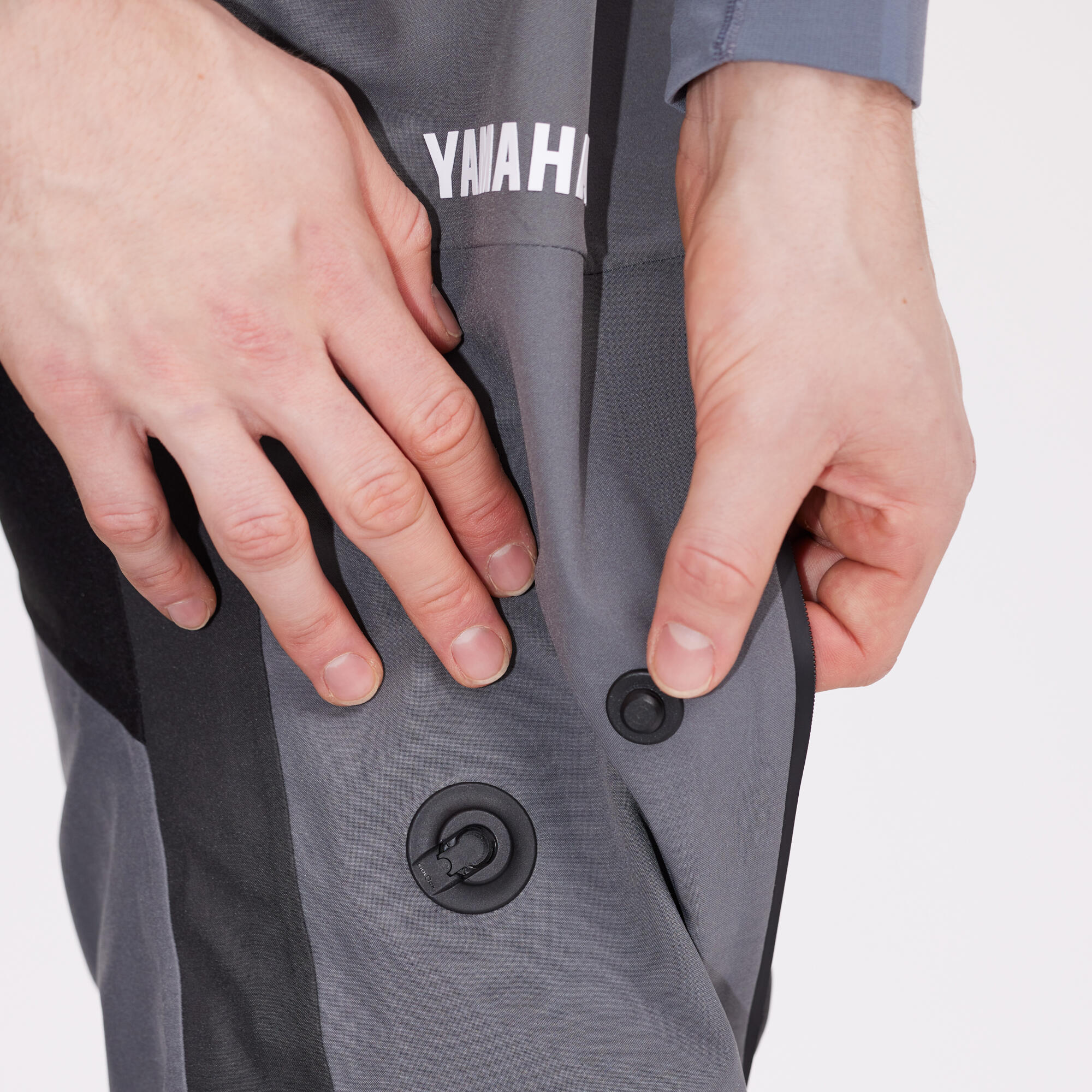 A25-STP01-F0-0L-Sport-Tour-pant-men-Studio-008